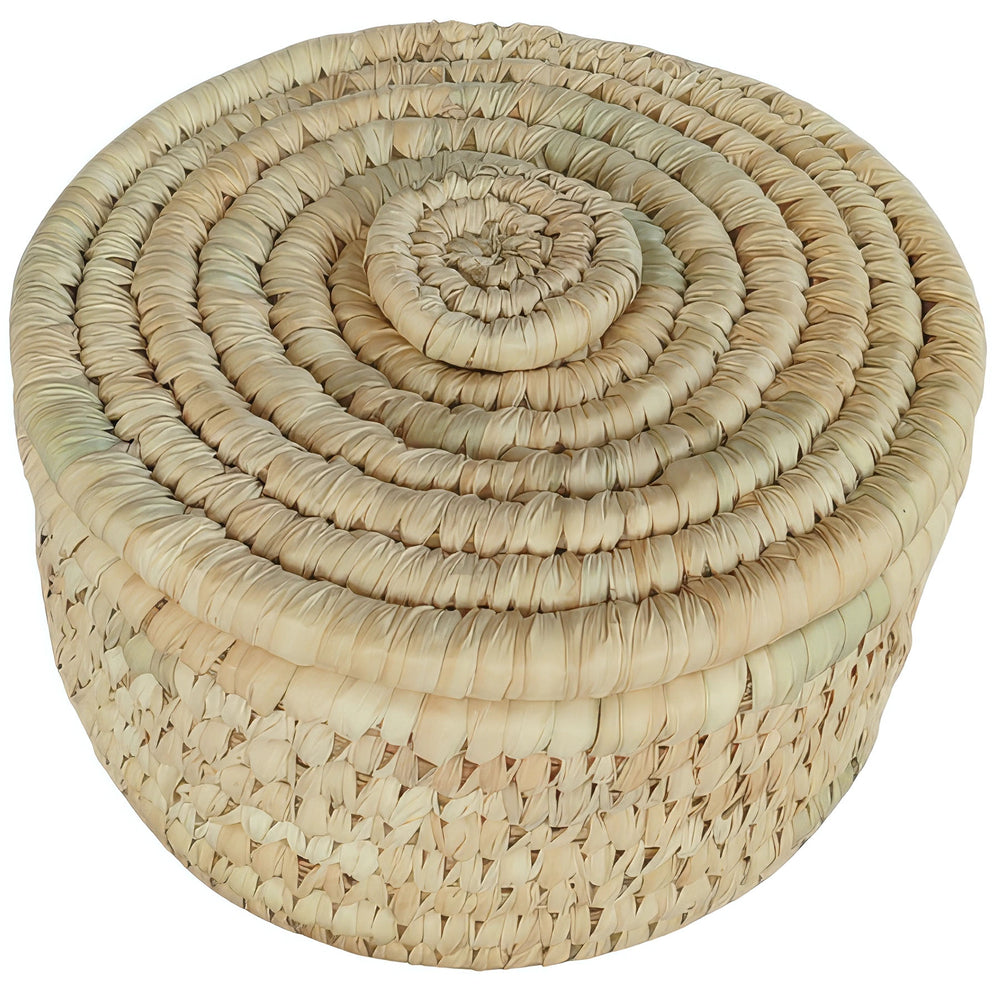 Kleiner runder Palmblattkorb mit geschlossenem Deckel, spiralförmiger Flechtung und hellen Beige- und Strohtönen.