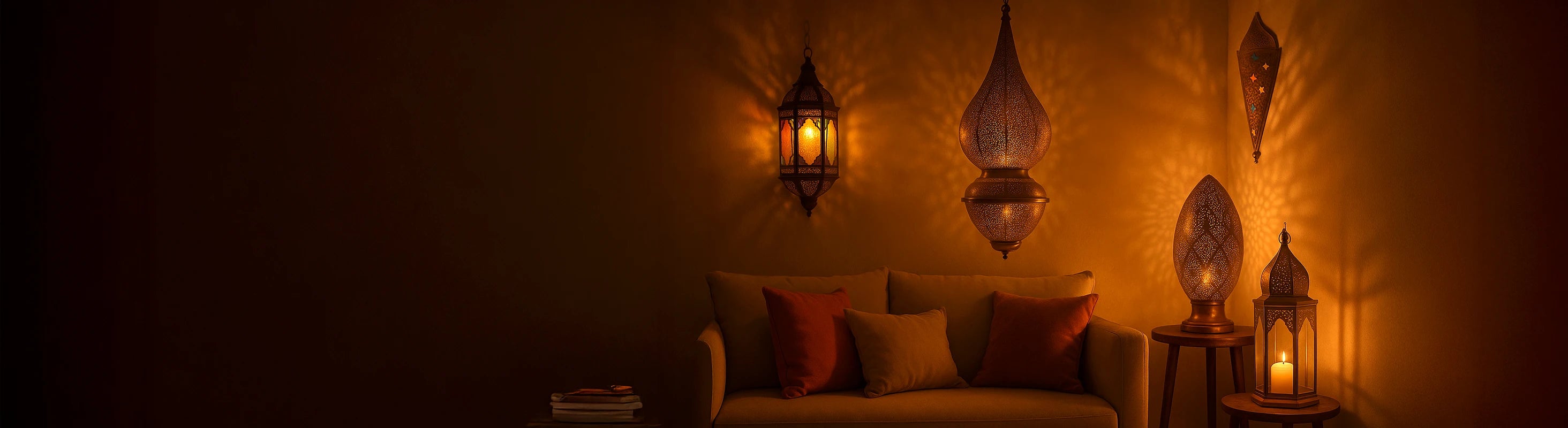 Beleuchtung – Beleuchtung mit Laternen, Wandleuchten und Windlichtern in warmem Lichtambiente