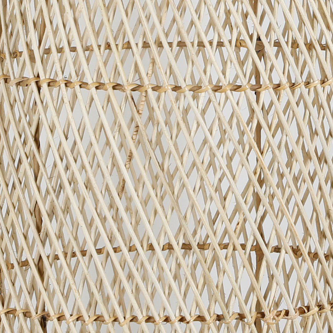 Detailaufnahme der handgeflochtenen Rattan Deckenleuchte mit feinem, naturfarbenem Geflecht