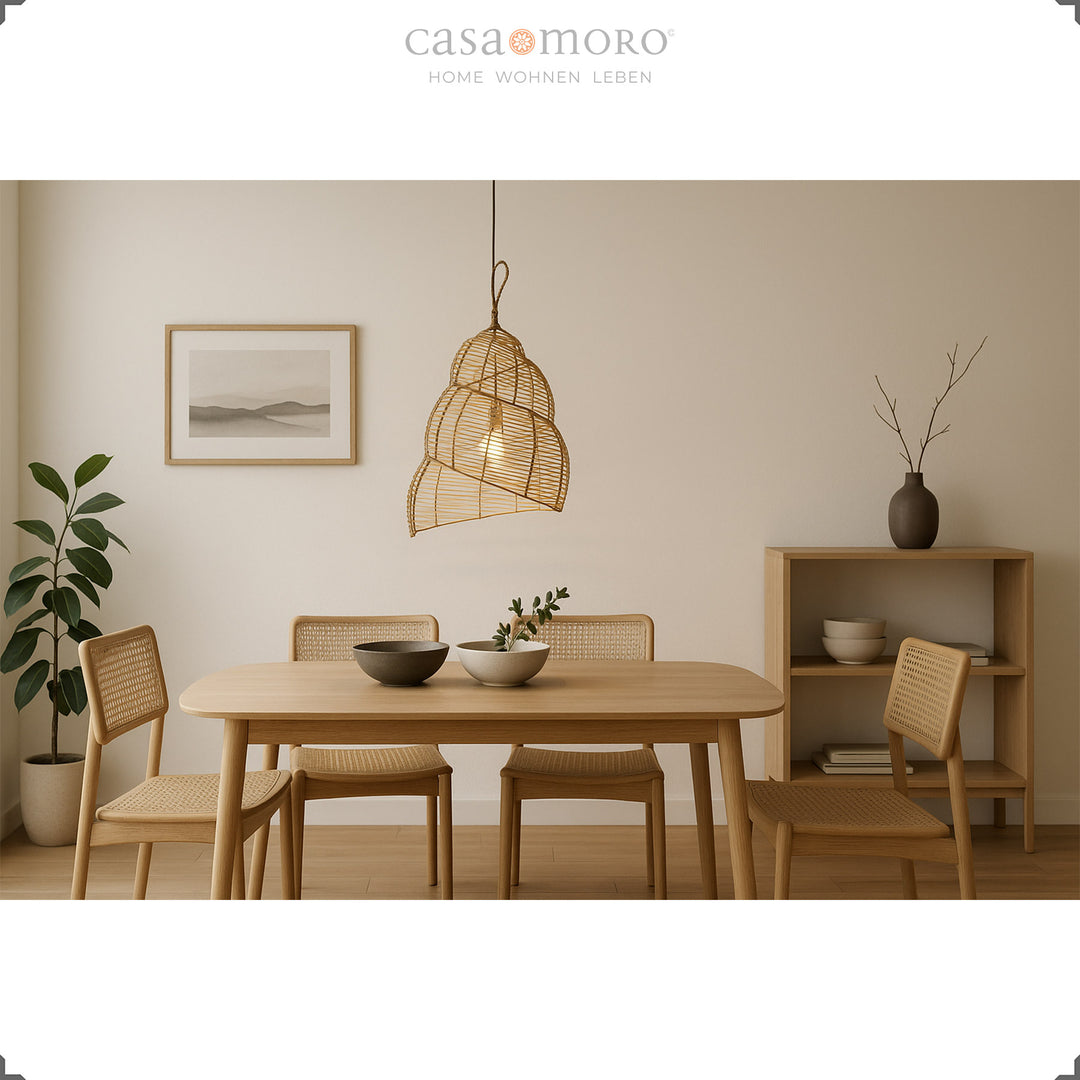 Spiralig geformte Rattan-Lampe über einem Esstisch im modernen Esszimmer, erzeugt warmes Licht und sanftes Schattenspiel