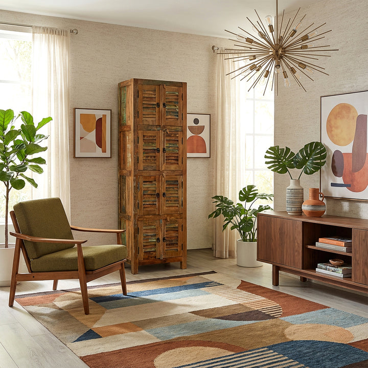 Hochschrank aus massivem Holz und Altholz im Vintage-Stil, im Wohnzimmer platziert
