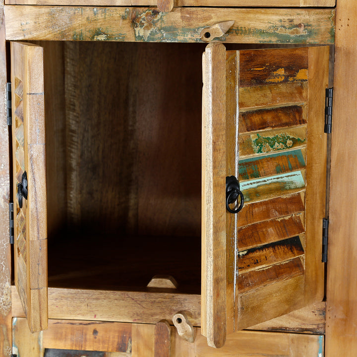 Detailansicht eines schmalen Schranks aus massivem Altholz im Vintage-Look