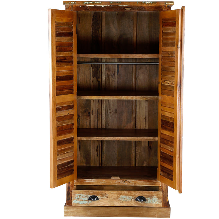 Kleiderschrank aus Massivholz und Altholz im Vintage-Stil, offen und freistehend gezeigt