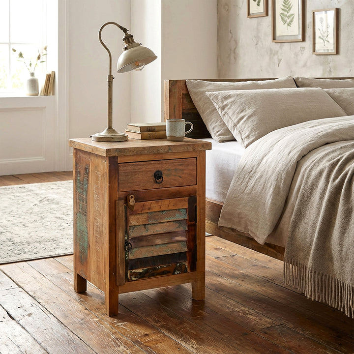 Kommode aus massivholz als Nachttisch im Schlafzimmer, natürliche Holztöne, warmes Licht