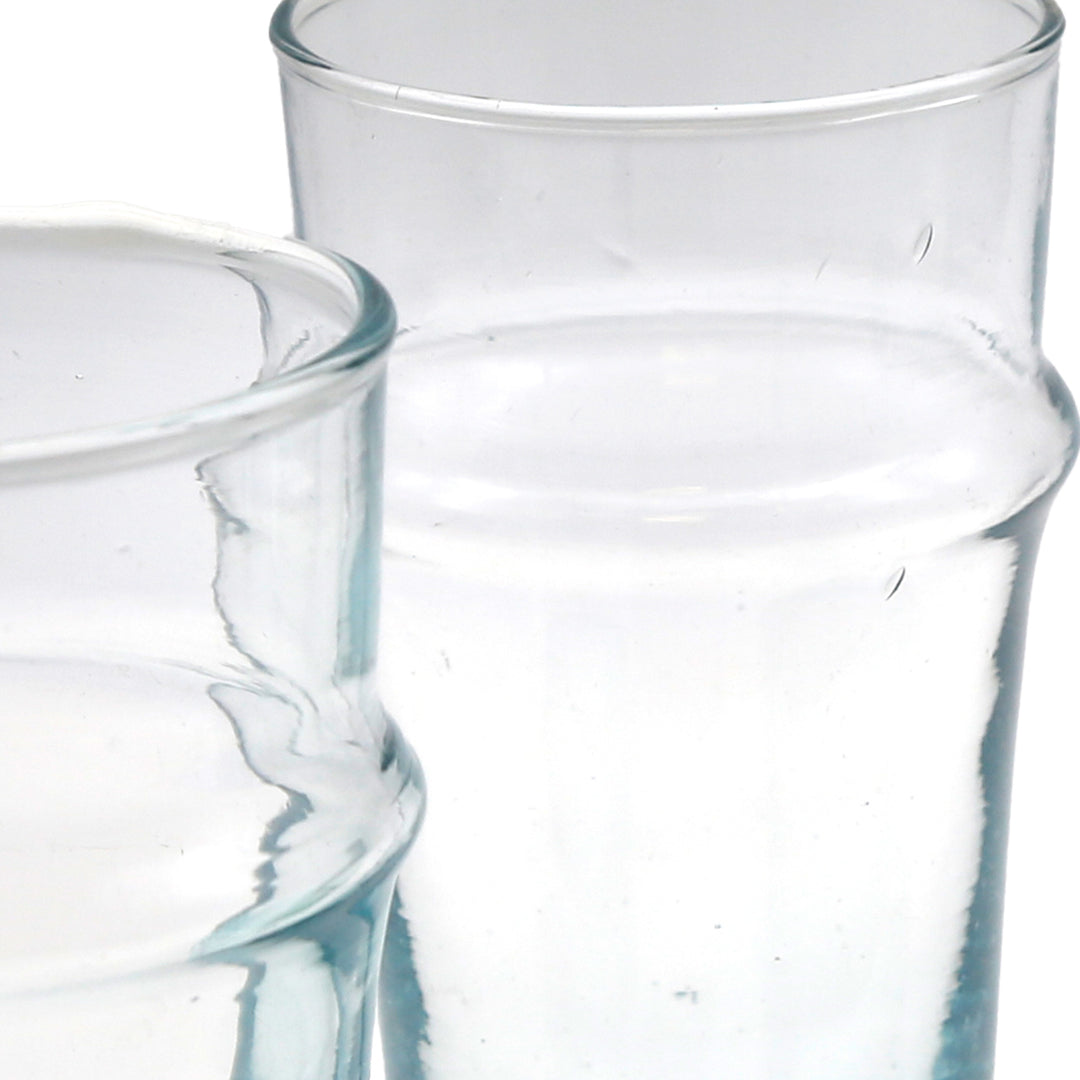 Latte Macchiato serviert im klaren Glas – stilvoll mit sanftem Blauschimmer