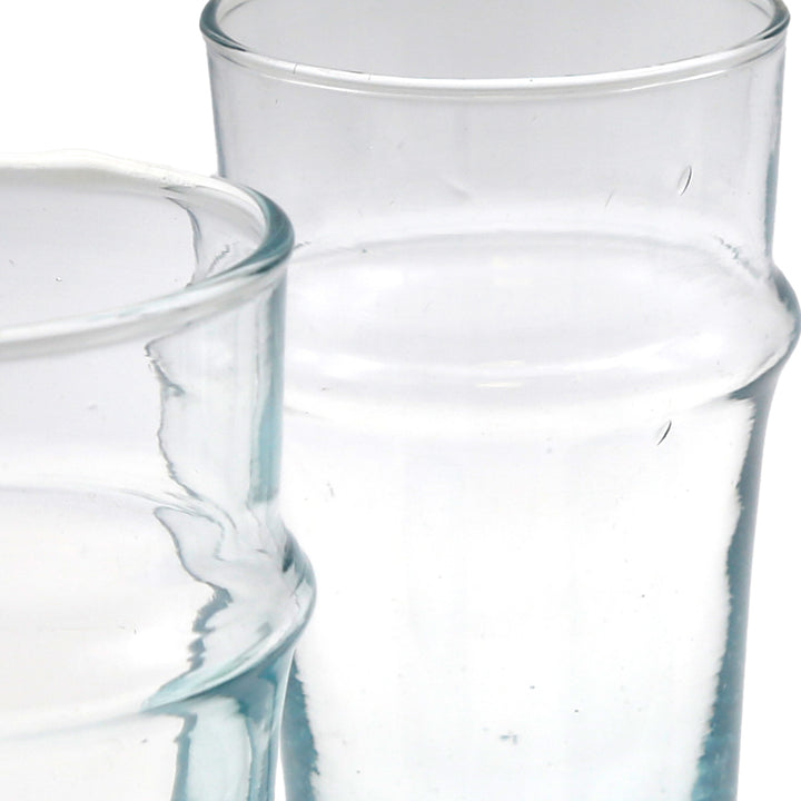 Latte Macchiato serviert im klaren Glas – stilvoll mit sanftem Blauschimmer