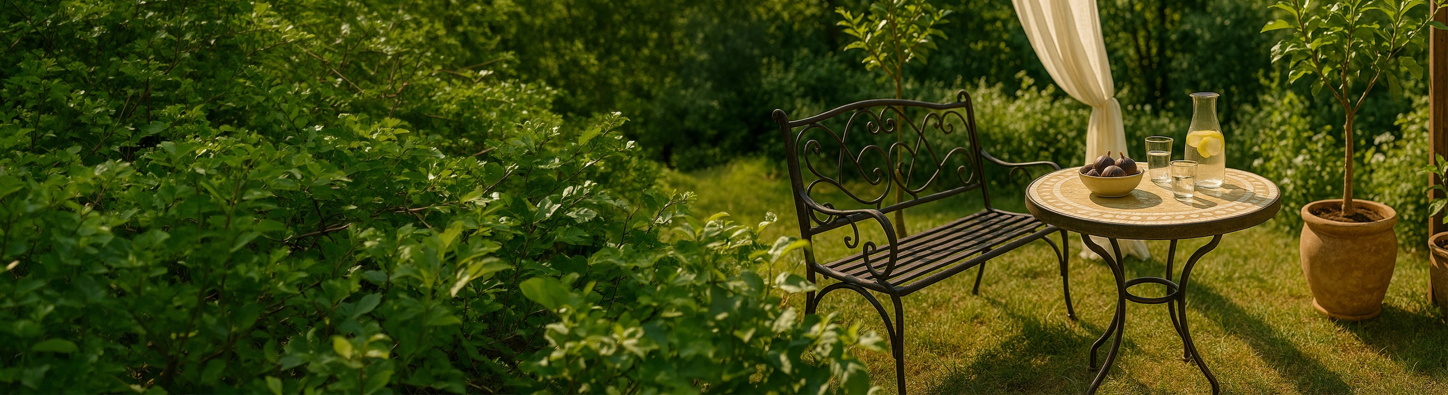 Mosaiktische – Runder Mosaiktisch mit Zellige-Fliesen und schmiedeeisernem Gestell im Garten neben Bank und Pflanzen – ideal für Terrasse und Balkon