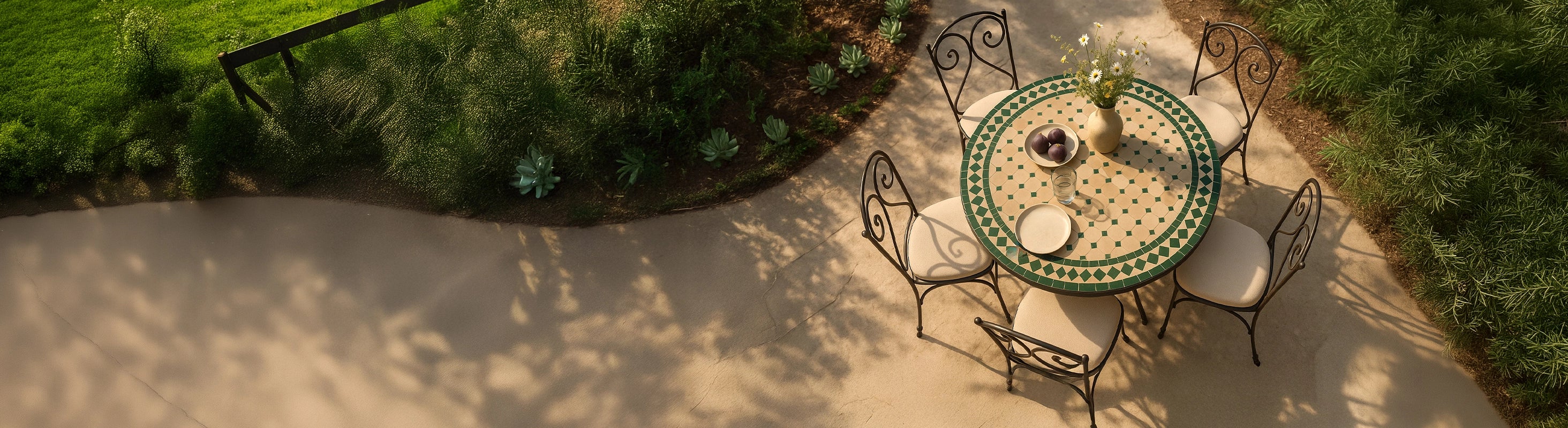 Mosaiktische rund – Runder Mosaiktisch mit grünen Zellige-Fliesen und schmiedeeisernen Stühlen auf Terrasse im Garten – ideal für Balkon und Außenbereich