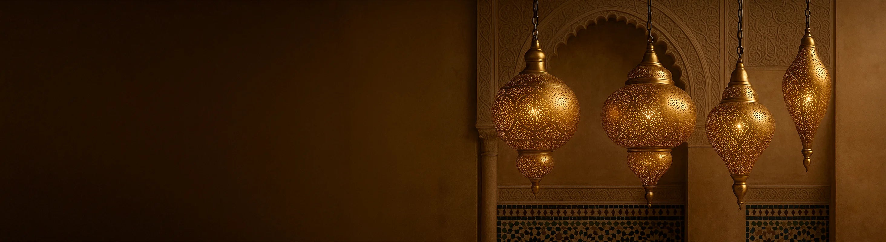 Orientalische Deckenlampen aus Messing – orientalische Deckenlampen aus Messing hängen vor verzierten Bögen und Mosaikwänden in einem marokkanischen Interieur.