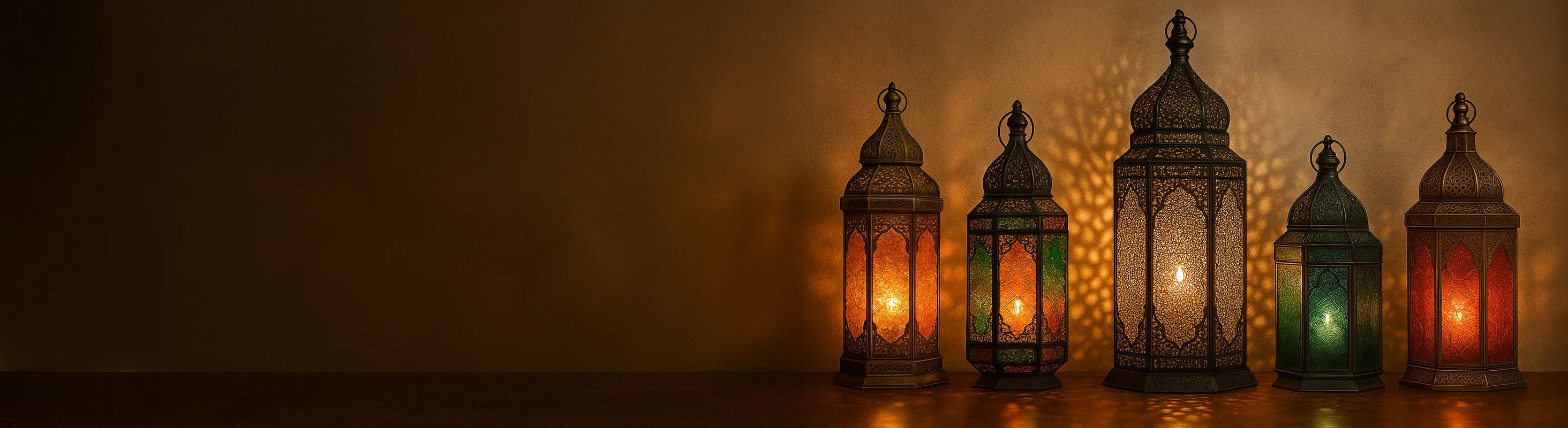 Orientalische Laternen – Orientalische Laternen aus Glas und Metall auf einem Steinboden vor marokkanischem Hintergrund und spenden warmes, stimmungsvolles Licht.