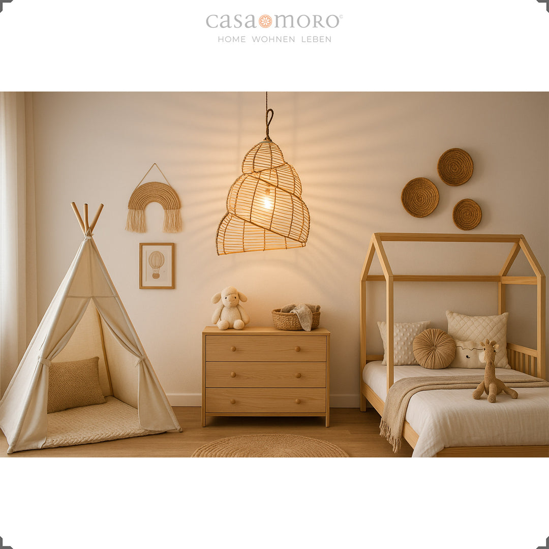 andgefertigte Rattan-Lampe als Deckenleuchte im Kinderzimmer, sorgt für warmes Licht und natürliche Geborgenheit