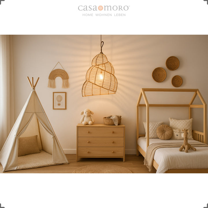 andgefertigte Rattan-Lampe als Deckenleuchte im Kinderzimmer, sorgt für warmes Licht und natürliche Geborgenheit