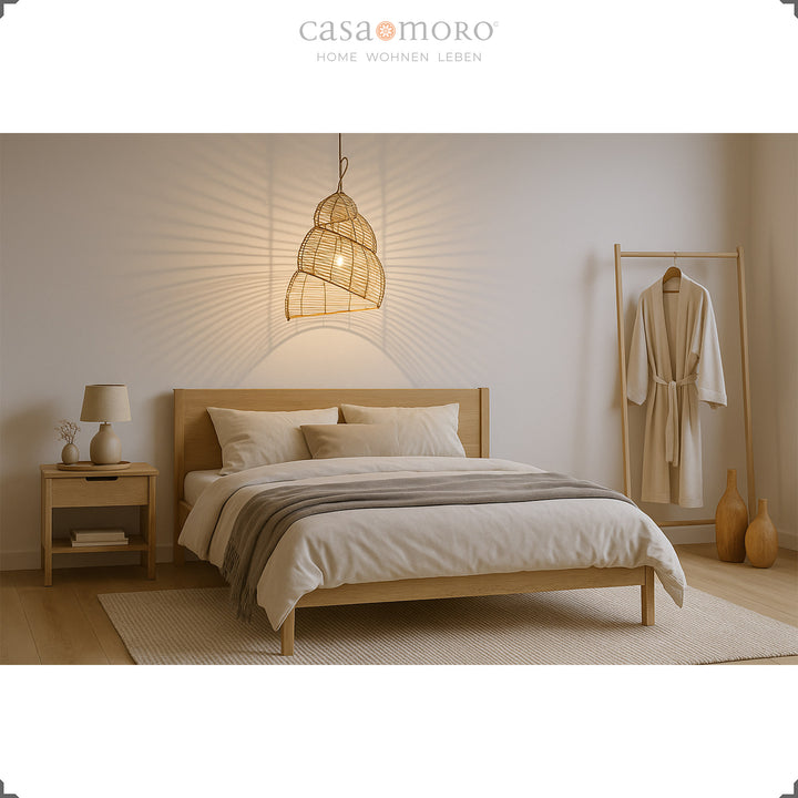 Spiralige Rattan-Lampe als Deckenleuchte im Schlafzimmer, handgefertigt mit warmem Licht- und Schattenspiel