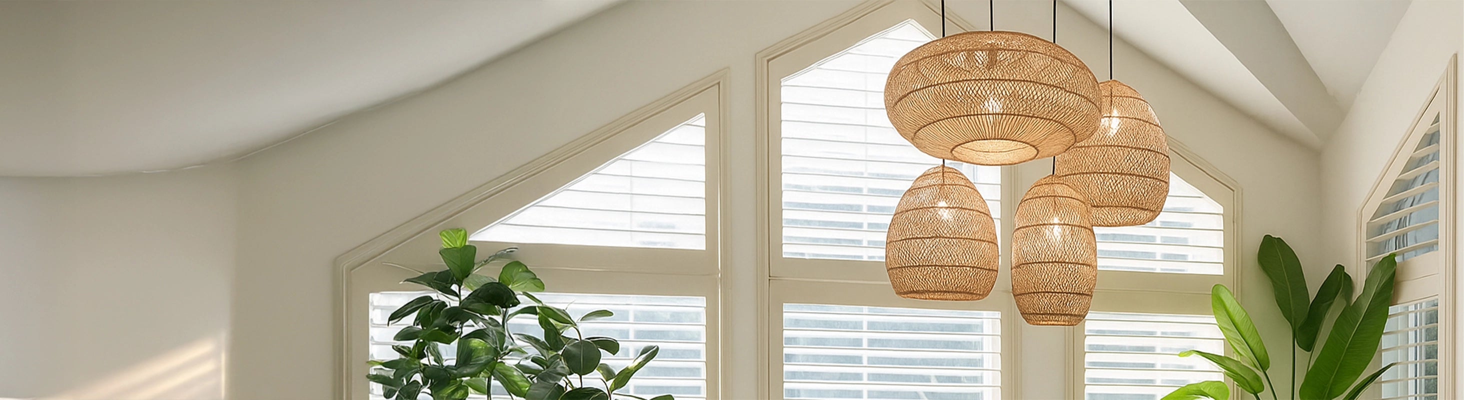 Rattanlampen – Geflochtene Rattanlampen in verschiedenen Formen, als Hängeleuchten im Wohnzimmer mit Pflanzen und Tageslicht