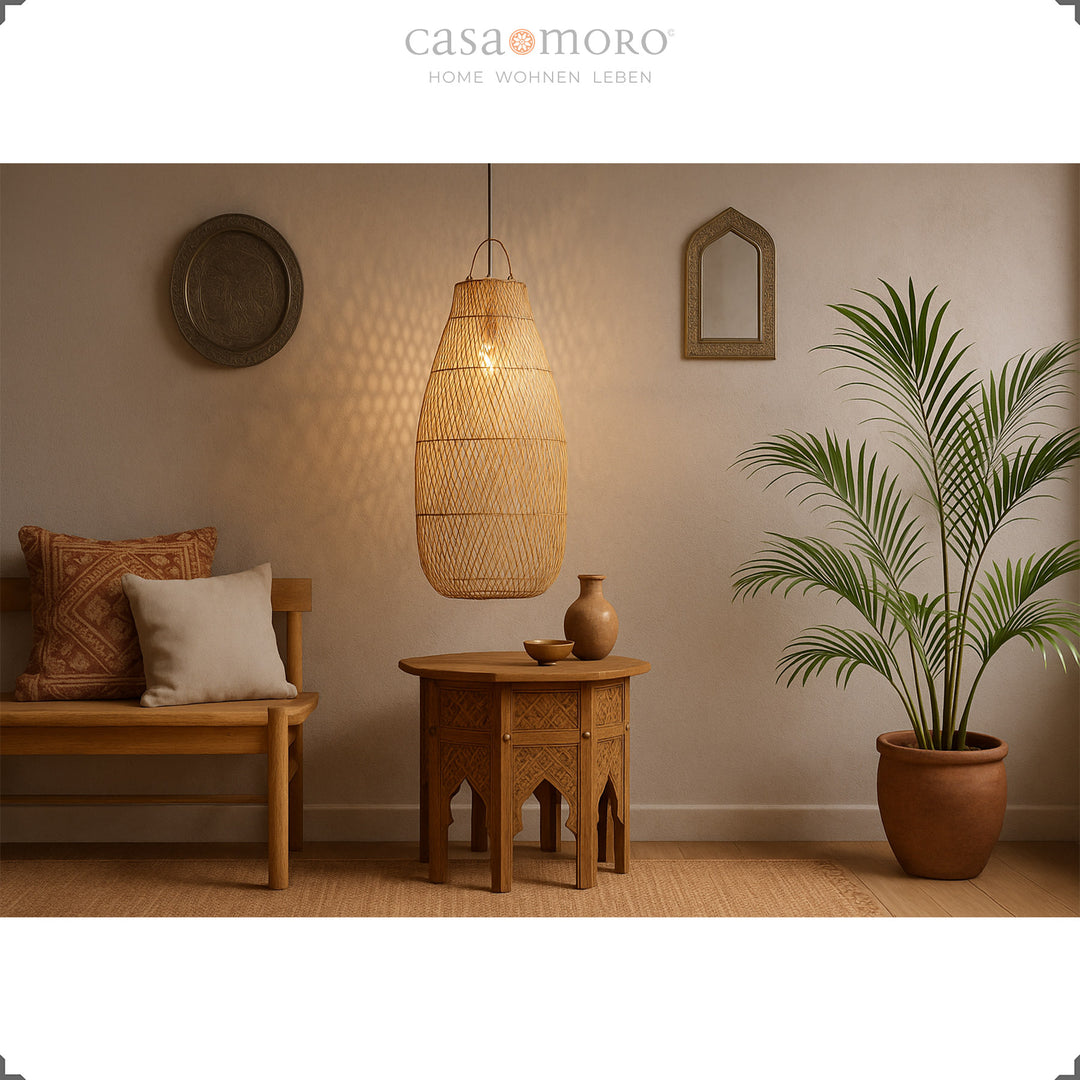 Große Rattanlampe über orientalischem Tisch im Wohnzimmer mit warmem Licht und natürlichen