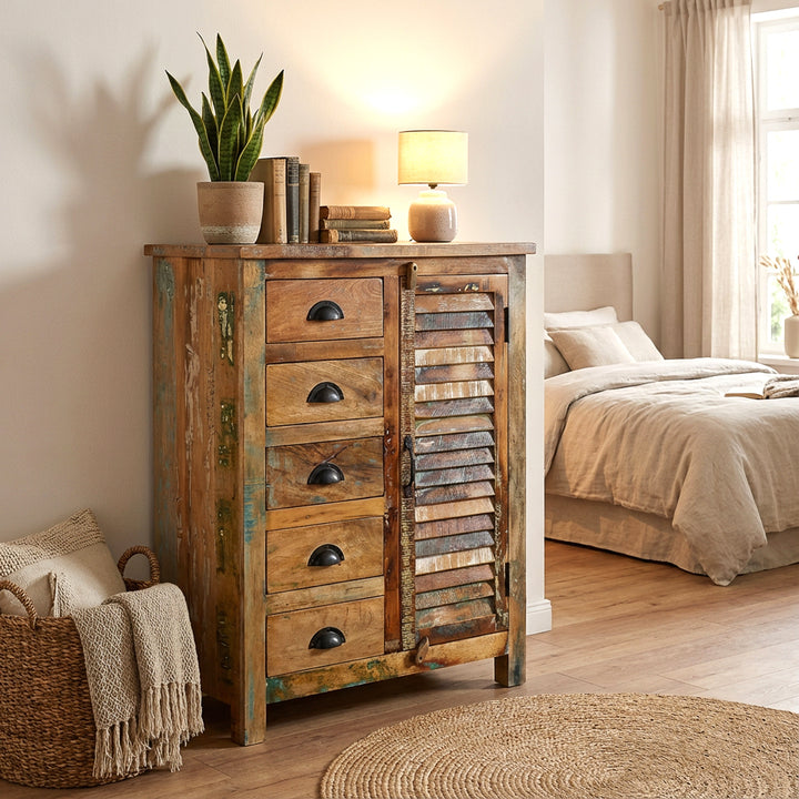 Highboard aus massivem Altholz im Schlafzimmer, natürliche Textilien, warmes Licht