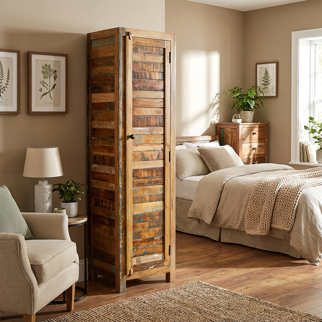 Schmaler Schrank aus Massivholz und Altholz im Landhausstil, im Schlafzimmer platziert
