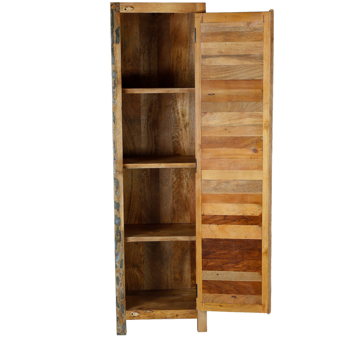 Schmaler Hochschrank aus Massivholz mit vier Fächern im Vintage-Stil, freistehend gezeigt