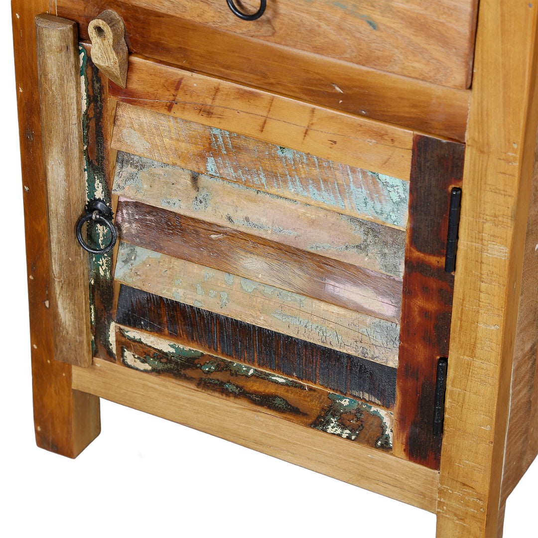 Detailansicht der Tür einer Kommode aus massivem Holz mit Patchwork-Front und Metallbeschlägen