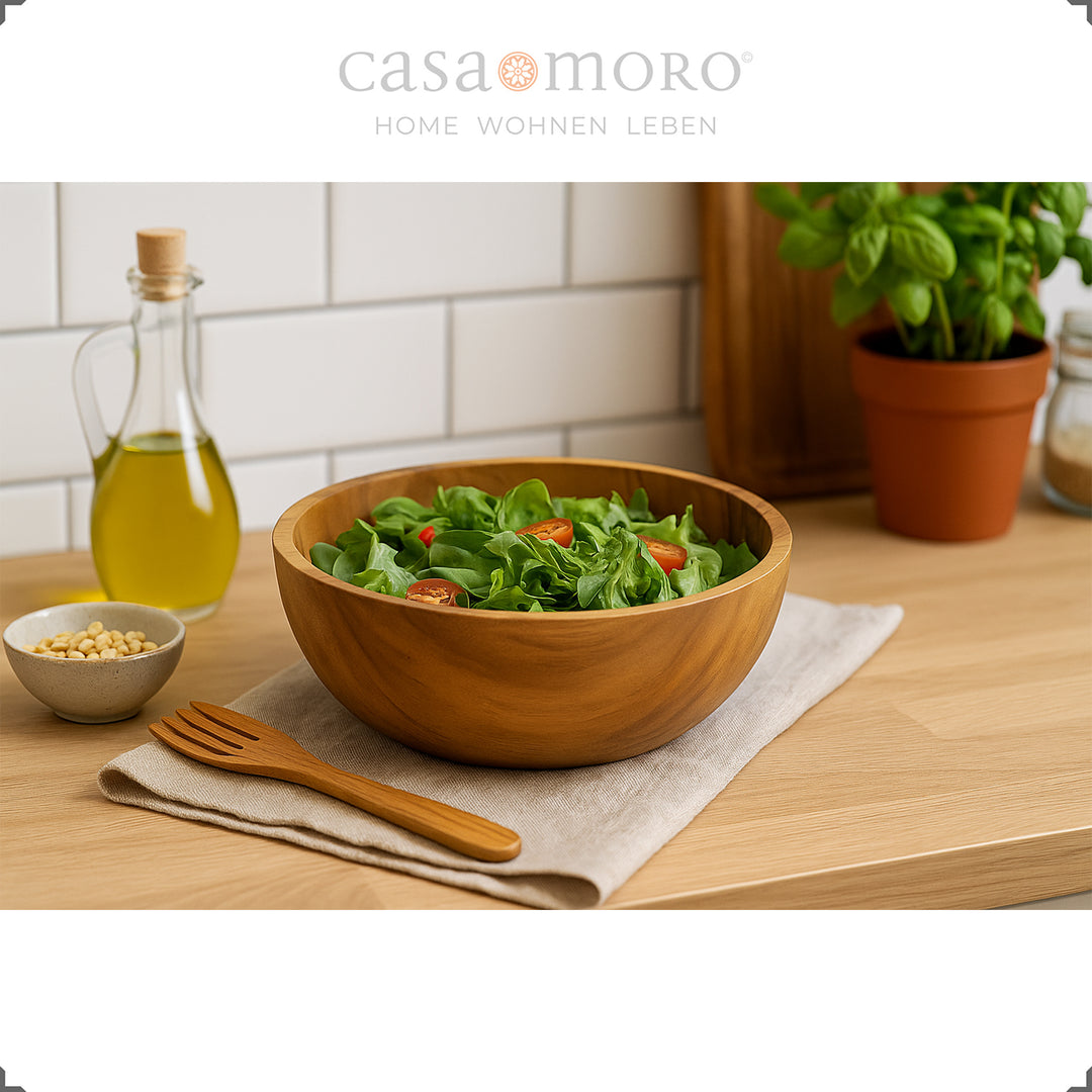 Runde servierschale mit Salat in natürlicher Küchenatmosphäre