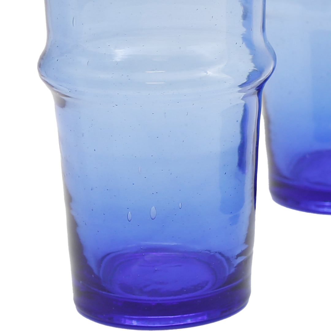 Gläser Set im Alltagseinsatz: serviert mit Eistee, Limonade, Espresso und Cappuccino – stilvoll auf Holztabletts