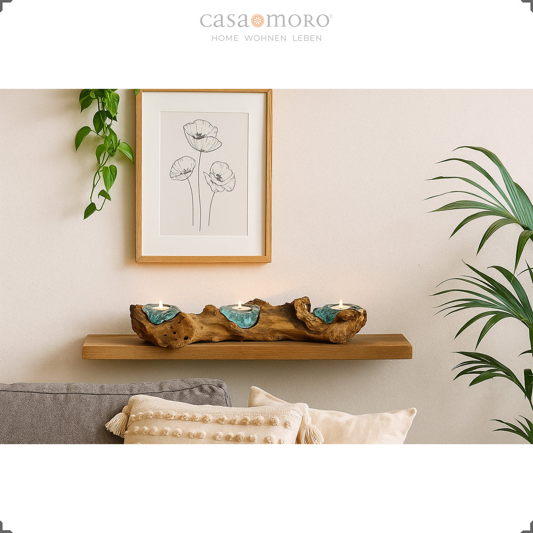 Dreier Teelichthalter aus Glas und Wurzelholz auf einem Wandregal, dekoriert im warmen Wohnzimmerambiente