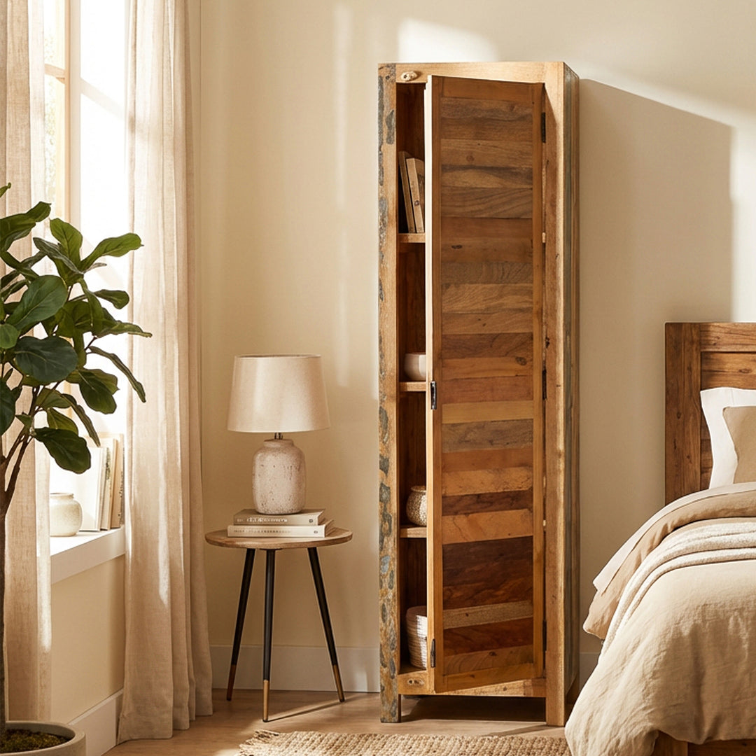 Schmaler Schrank aus Massivholz und Altholz im Vintage-Stil, im modernen Schlafzimmer platziert