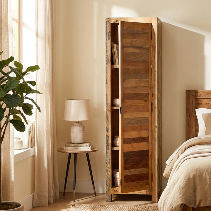 Schmaler Schrank aus Massivholz und Altholz im Vintage-Stil, im modernen Schlafzimmer platziert