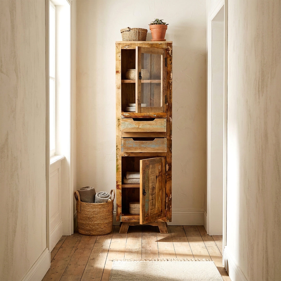 Vitrinenschrank aus massivholz und altholz mit Schublade und Türen im Landhausstil, im Flur platziert