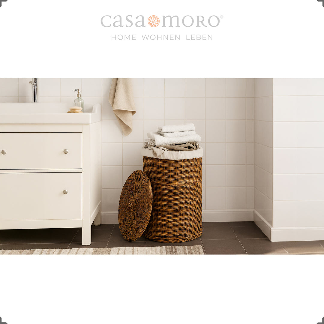 Brauner Rattan-Wäschekorb mit Deckel und Baumwolleinsatz im Badezimmer, dekorativ befüllt mit Handtüchern
