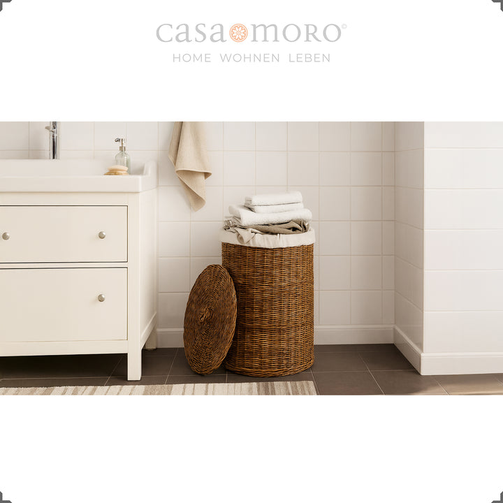 Brauner Rattan-Wäschekorb mit Deckel und Baumwolleinsatz im Badezimmer, dekorativ befüllt mit Handtüchern