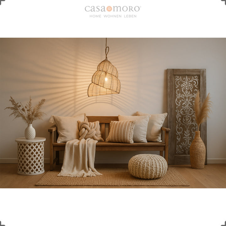 Handgefertigte Rattan-Lampe als Hängelampe im Wohnzimmer, mit warmem Licht und dekorativem Boho-Stil