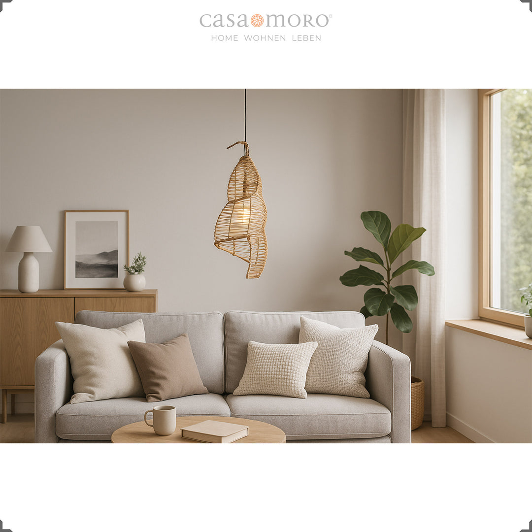 Rattan-Lampe als Hängelampe im hellen Wohnzimmer, erzeugt warmes Licht und natürliche Gemütlichkeit
