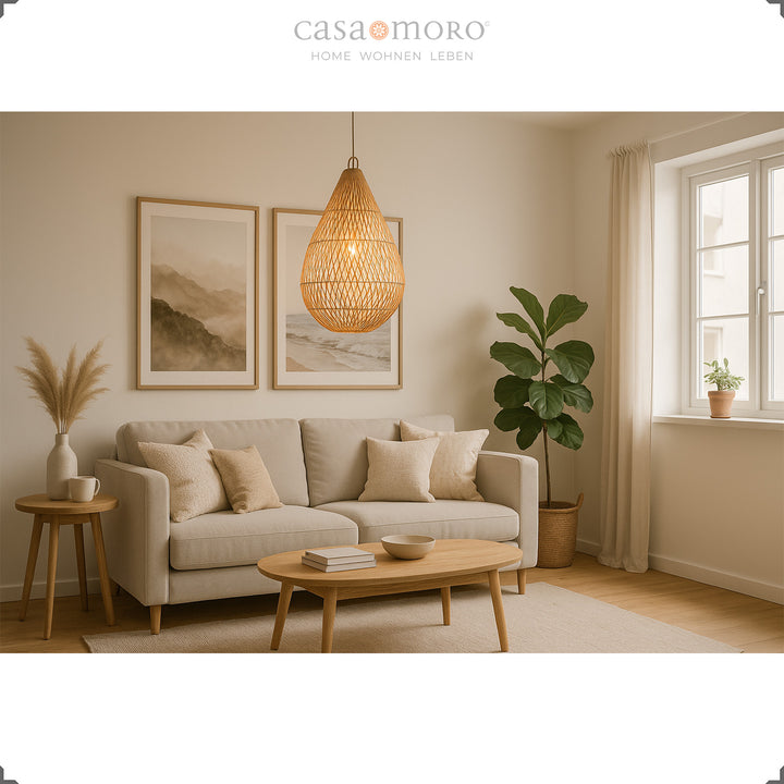 Handgefertigte Rattan-Lampe in Tropfenform als Hängelampe im Wohnzimmer, spendet warmes Licht und natürliche Eleganz